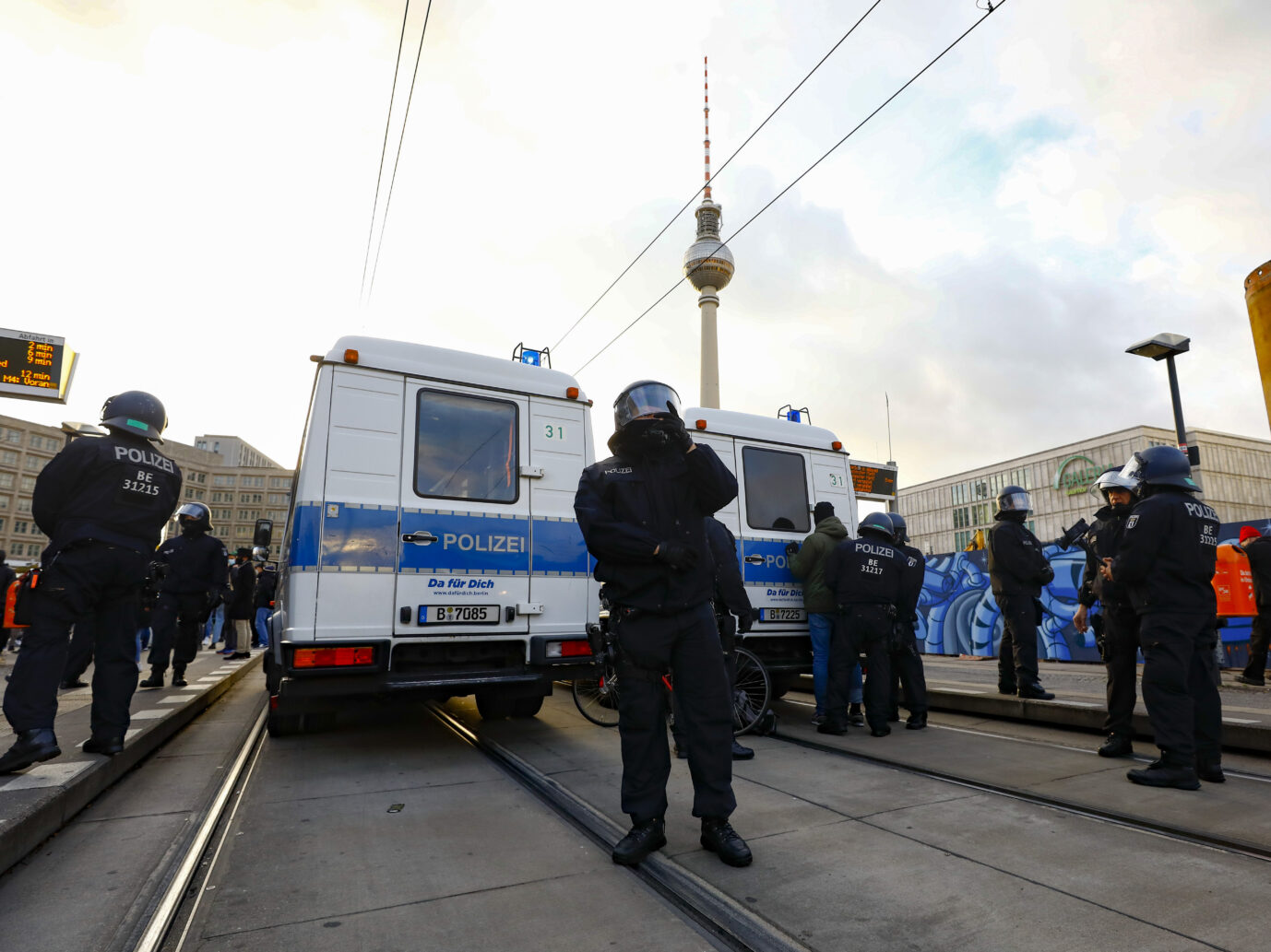 Polizei am Alexanderplatz in Berlin