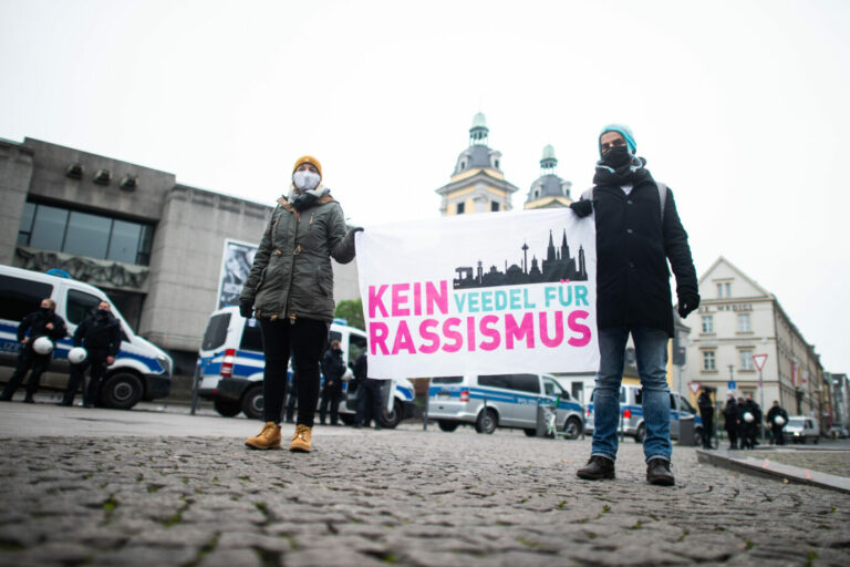 Demonstranten mit Kein Veedel für Rassismus“-Fahne 2020 in Düsseldorf