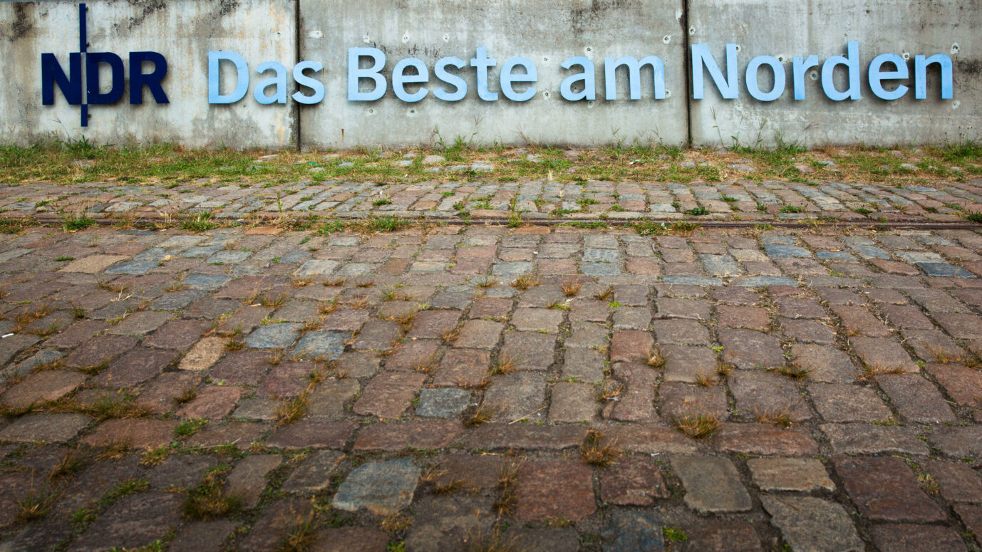 Wahlspruch des NDR: Nach dem Willen der rot-grünen Hamburger Regierung soll der Islamverband Ditib in den Rundfunkrat des NDR Foto: picture alliance | Martin Schroeder