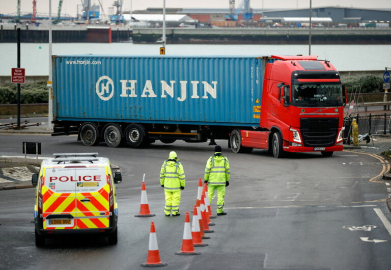 Britische Polizisten kontrollieren einen LKW: Durch ein neues Gesetz sollen die Grenzen stärker gesichert werden Foto: picture alliance / REUTERS | John Sibley