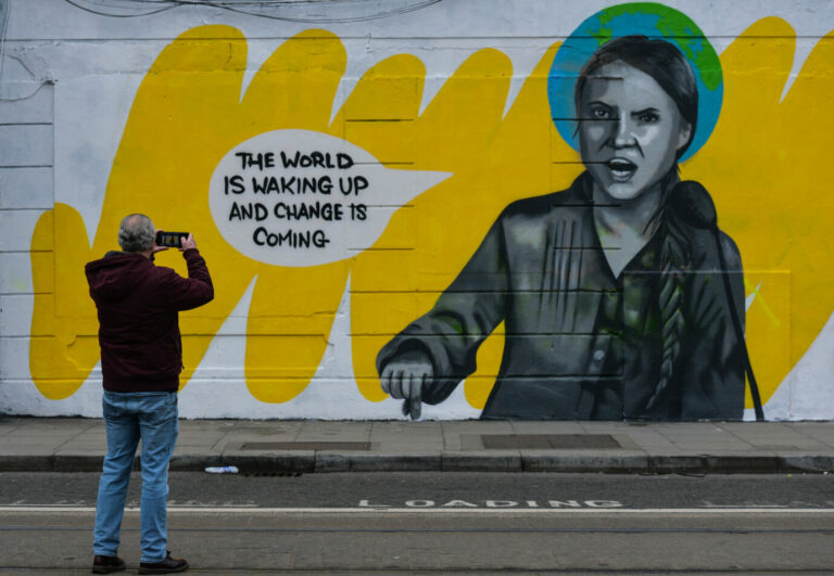 Ein Wandbild in Dublin zeigt die schwedische Klima- aktivistin Greta Thunberg: Die Spuren einer Verunstaltung des Gemäldes unter Hinweis auf den US-amerikanischen Investor George Soros sind beseitigt
