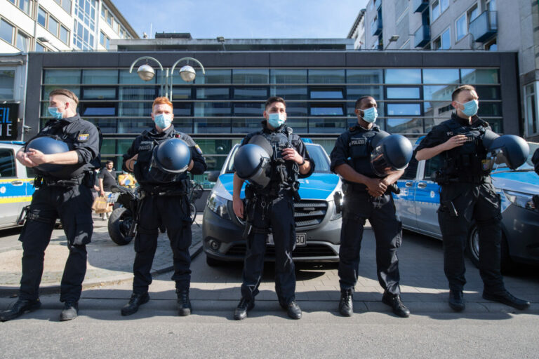Beamte stehen vor einem Frankfurter Polizeirevier: Die Sicherheitskräfte sollen laut der Kommission reformiert werden Foto: picture alliance/dpa | Boris Roessler