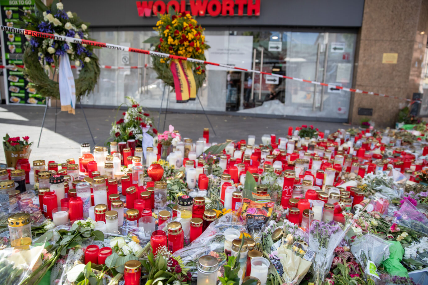 Kerzen und Blumen erinnern an die Opfer der Würzburger Messerattacke Foto: picture alliance/dpa | Daniel Karmann