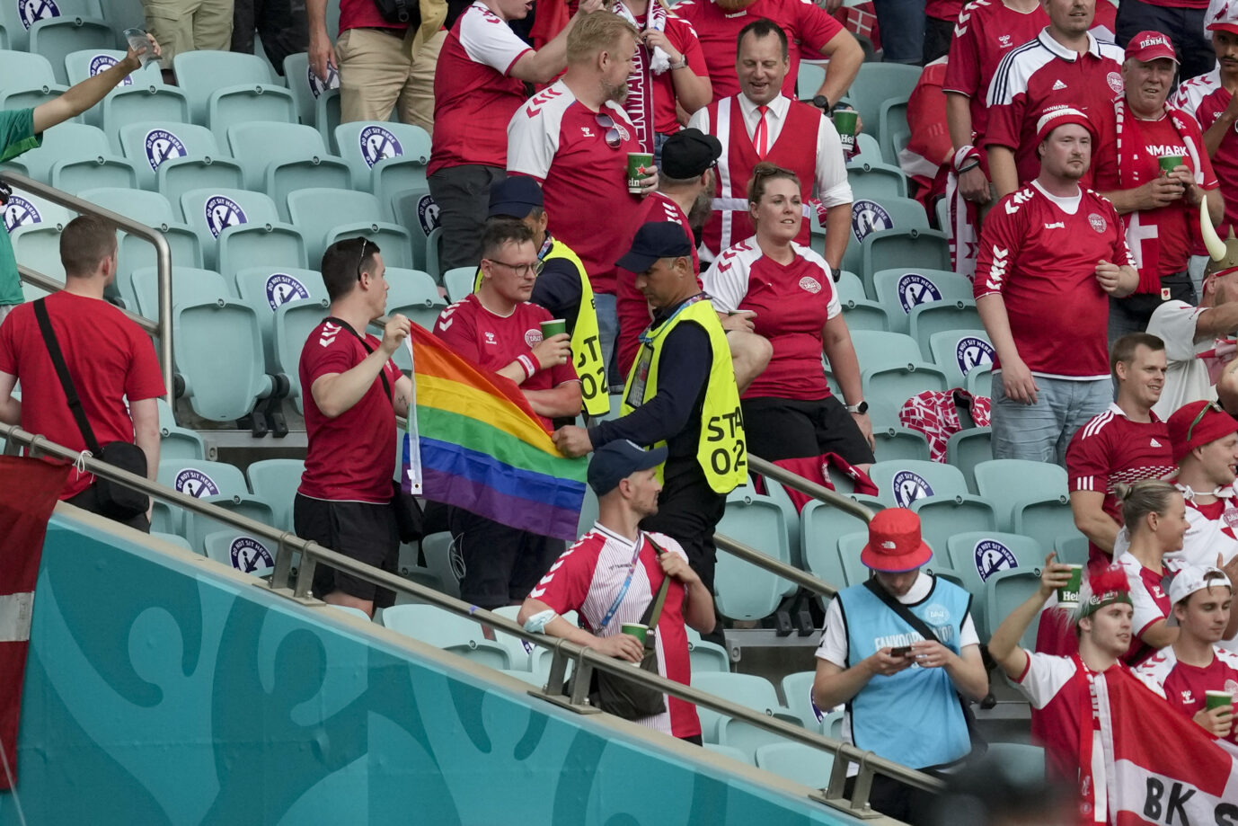 Ordner im Stadion von Baku beschlagnahmen eine Regenbogenflagge beim EM-Spiel Dänemark gegen Tschechien Foto: picture alliance / ASSOCIATED PRESS | Darko Vojinovic