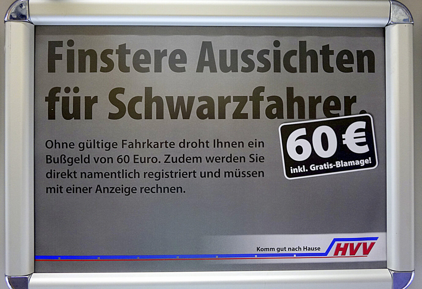 Schild aus dem Hamburger Nahverkehr: Die dortigen Verkehrsbetriebe streichen das Wort "Schwarzfahren" Foto: picture alliance / | -