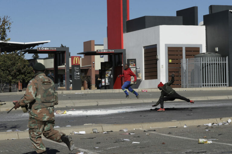 Sicherheitskräfte jagen Plünderer in Südafrika Foto: picture alliance / ASSOCIATED PRESS | Themba Hadebe