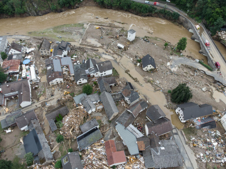 Wie hier im Kreis Ahrweiler in Rheinland-Pfalz zerstört das Hochwasser ganze Ortschaften Foto: picture alliance/dpa | Boris Roessler