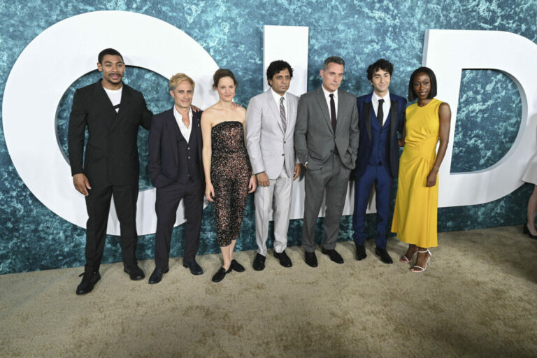 Regisseur M. Night Shyamalan (Mitte) bei der Premiere von "Old" in New York Foto: picture alliance / NDZ/STAR MAX/IPx | NDZ/STAR MAX/IPx