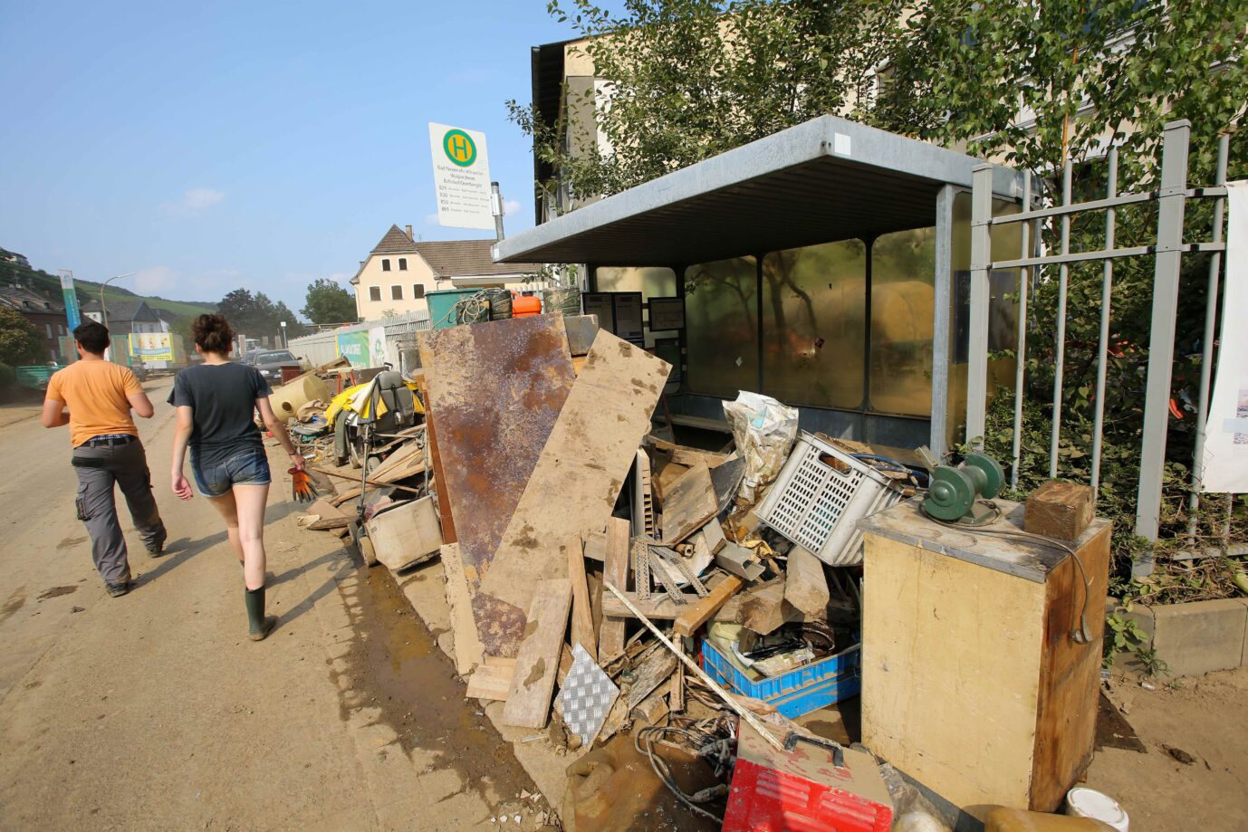 Sperrmüll liegt an einer Bushaltestelle in Bad Neuenahr: Die Aufräumarbeiten sind in vollem
