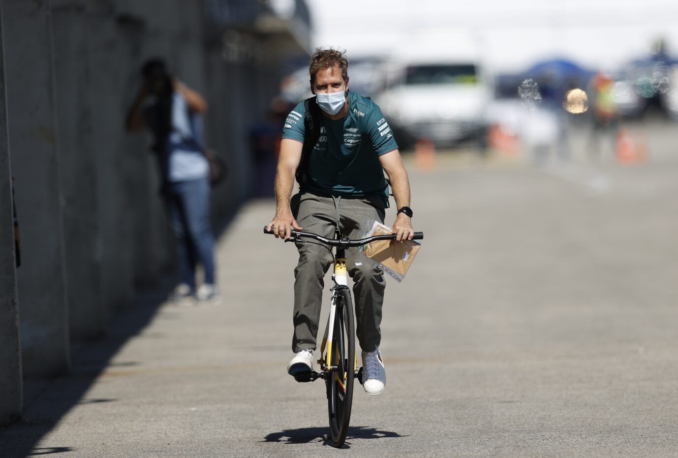 Formel-1-Pilot Sebastian Vettel mit umweltfreundlichem fahrbaren Untersatz in Ungarn Foto: picture alliance / REUTERS | Florion Goga