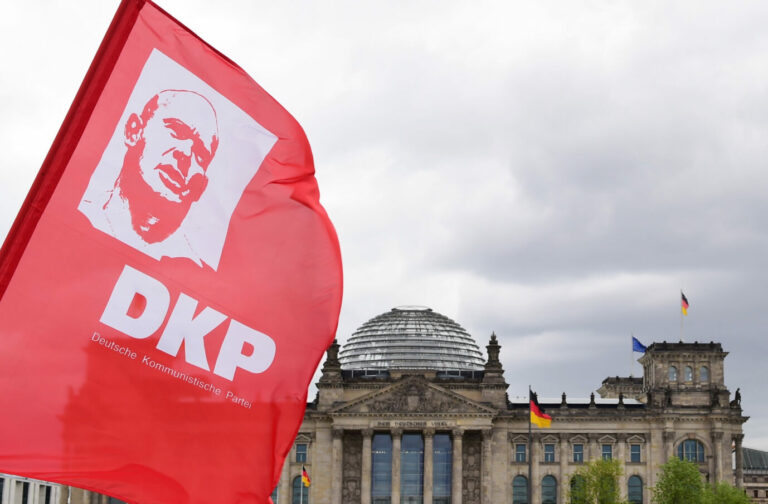 Flagge der Deutschen Kommunistischen Partei vor dem Reichstagsgebäude: Ihre Verfassungsbeschwerde war erfolgreich