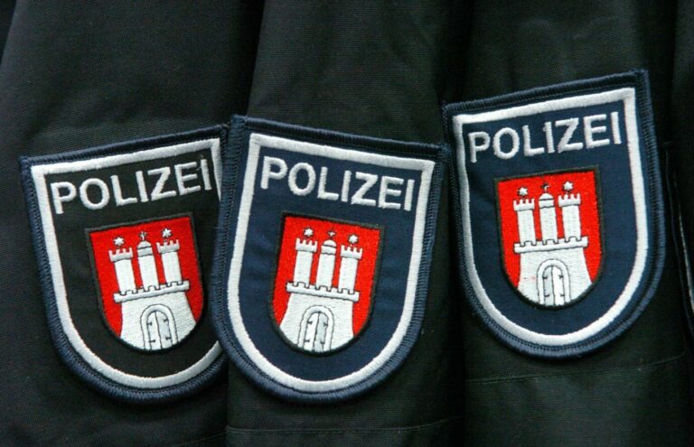 Polizeiuniformen mit dem Wappen der Stadt Hamburg Foto: picture-alliance / dpa | Patrick Lux