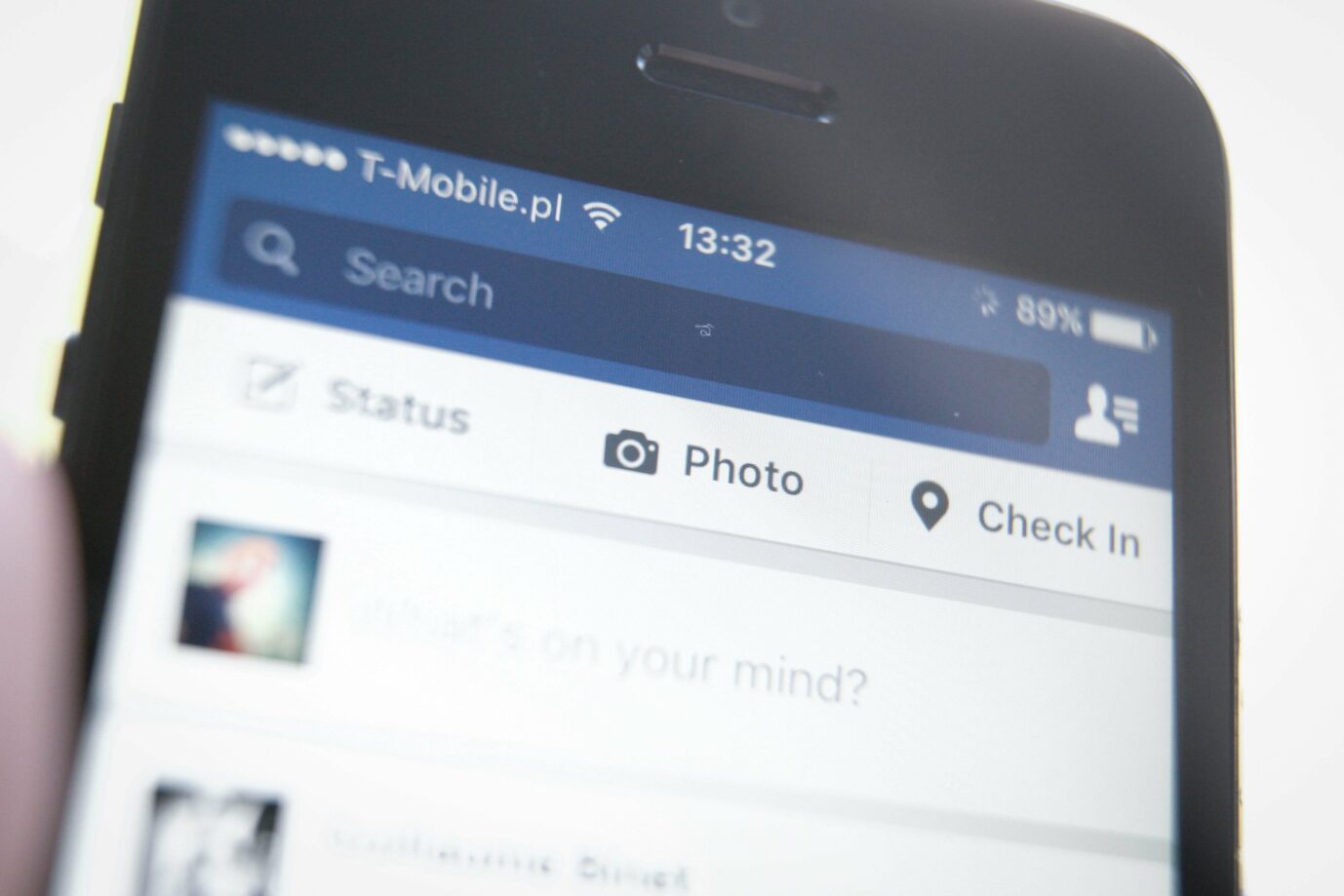 Facebook-App auf einem Smartphone: Tach-Konzern muß gelöschte Beiträge wiederherstellen