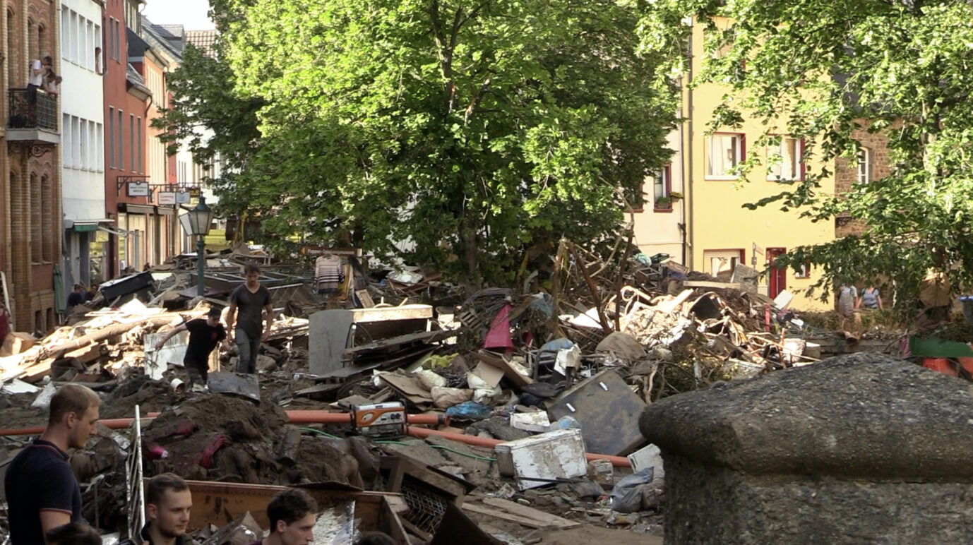 Wie hier in Bad Münstereifel stapeln sich die Trümmer nach dem Hochwasser Foto: JF
