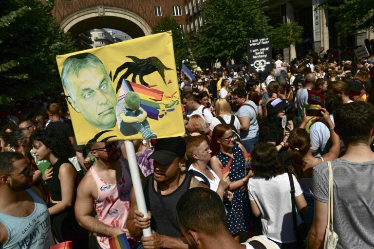 Demoplakat gegen Orbáns Politik beim „Budapest Pride“