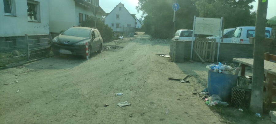 Verschlammte Straßen und Gärten in Bad Neuenahr und Heimersheim im Kreis Ahrweiler 