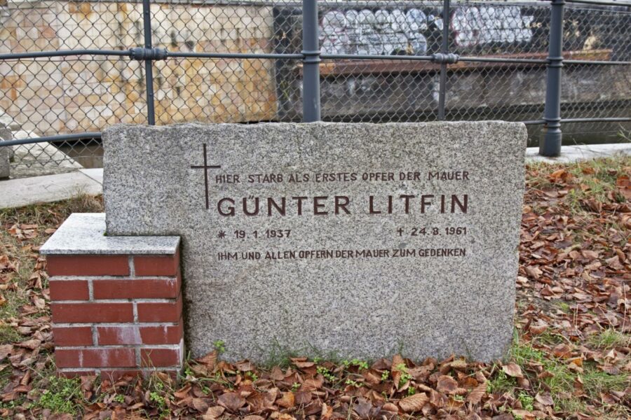 Ein Gedenkstein erinnert an den ersten Mauertoten Günter Liftin Foto: picture alliance / imageBROKER | Siegfried Grassegger 