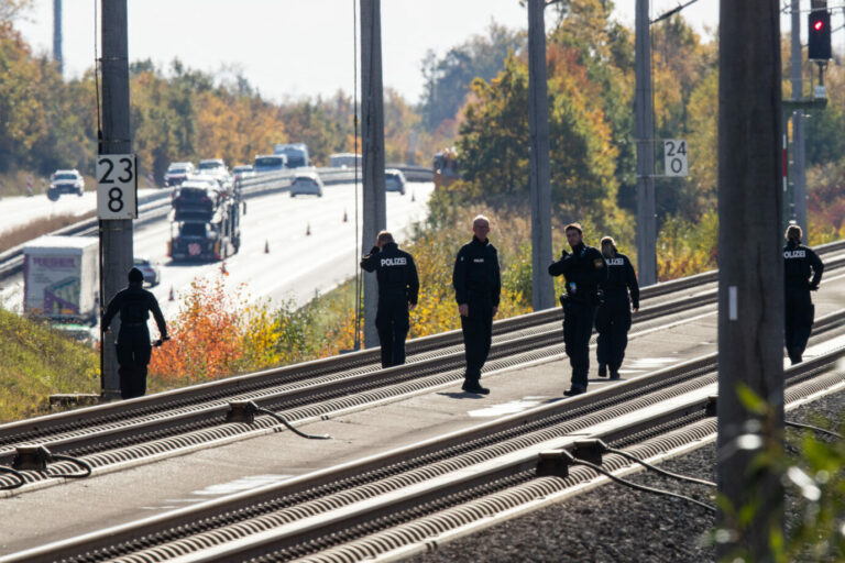 Polizisten suchen 2018 auf der ICE-Strecke zwischen Nürnberg und München die Schienen ab
