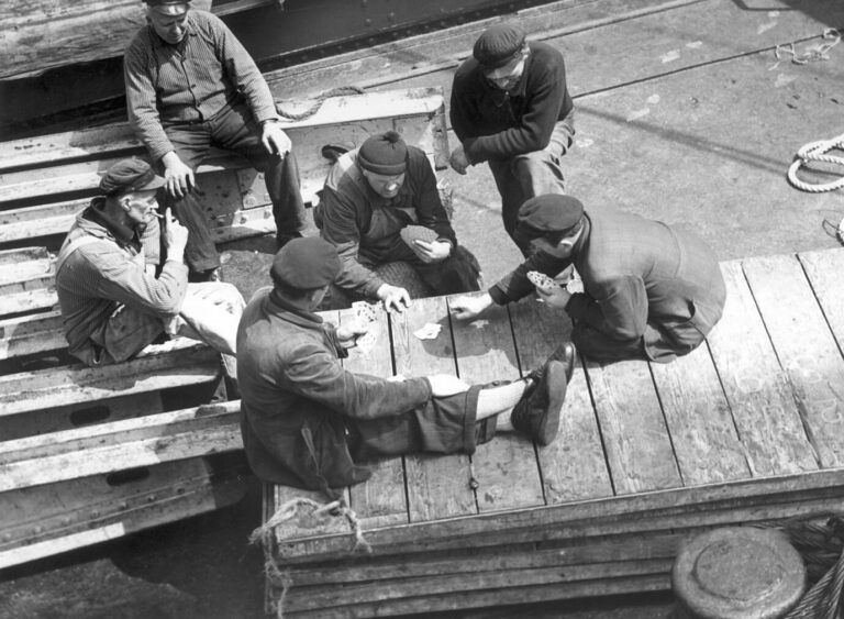 Arbeiter im Hamburger Hafen nutzen 1958 eine Pause für eine Runde Skat Foto: picture-alliance/ dpa | Georg Lehmann