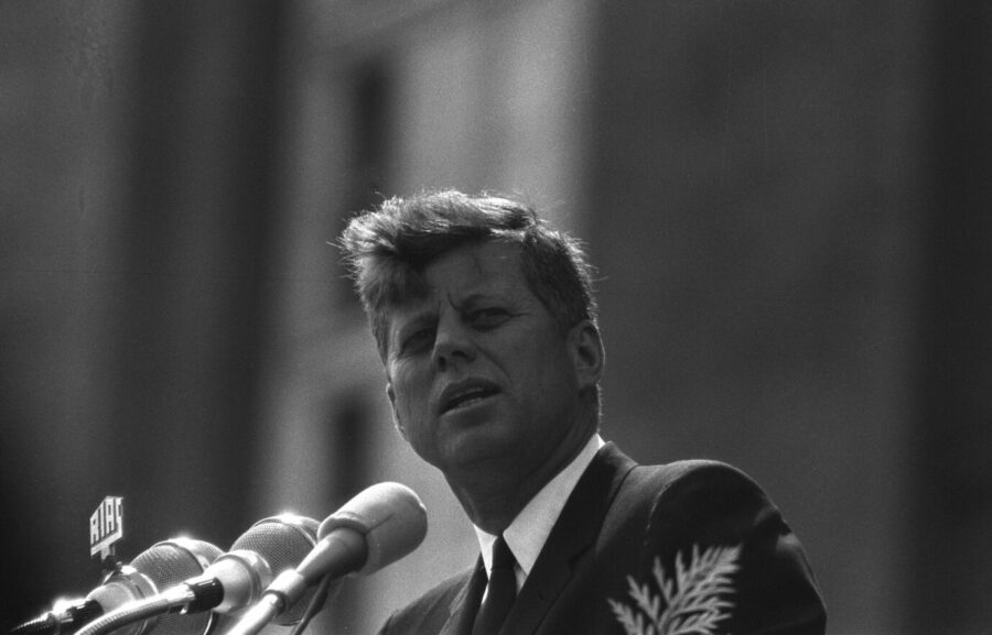 "Ich bin ein Berliner": US-Präsident John F. Kennedy besucht die geteilte Stadt 1963 Foto: picture-alliance / Sven Simon | SVEN SIMON 