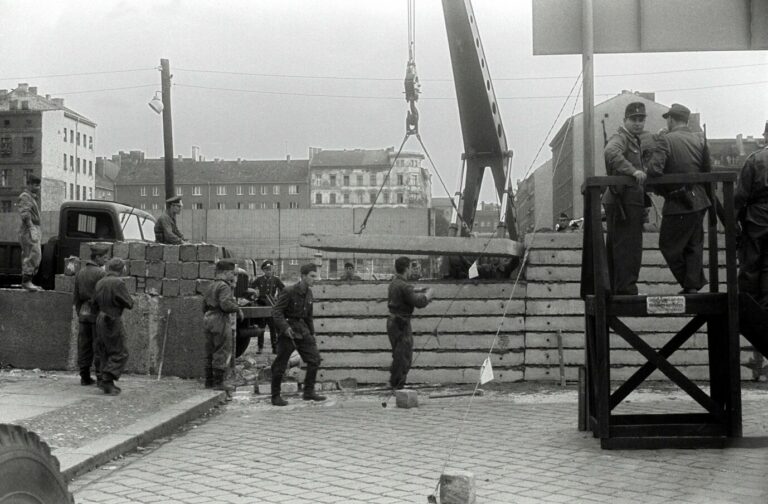 Die Berliner Mauer nimmt Gestalt an: Bauarbeiter im Einsatz im August 1961 Foto: picture-alliance/ dpa | von Keussler