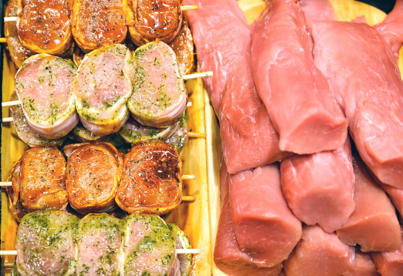 Fleischwaren auf einer Theke: Für Mehrzahl der Deutschen unverzichtbar