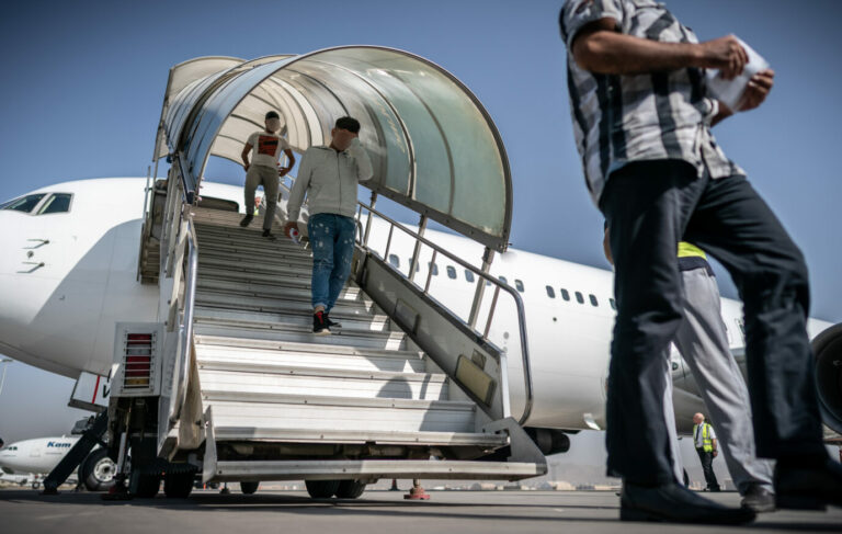 Migranten verlassen Flugzeug (Symbolbild): Sechs Afghanen wurden anders als geplant vorerst doch nicht in ihr Herkunftsland abgeschoben Foto: picture alliance/Michael Kappeler/dpa