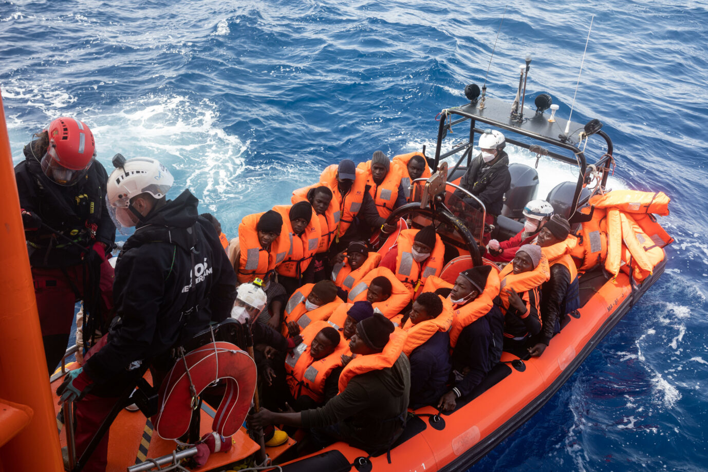 SOS Méditerranée und Sea-Watch bringen Hunderte Migranten nach Europa (Archivbild)
