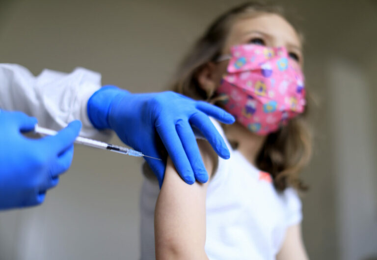 Kinderimpfung (Symbolbild): Ärzteverbände wollen verläßliche Daten abwarten, bevor Minderjährige geimpft werden