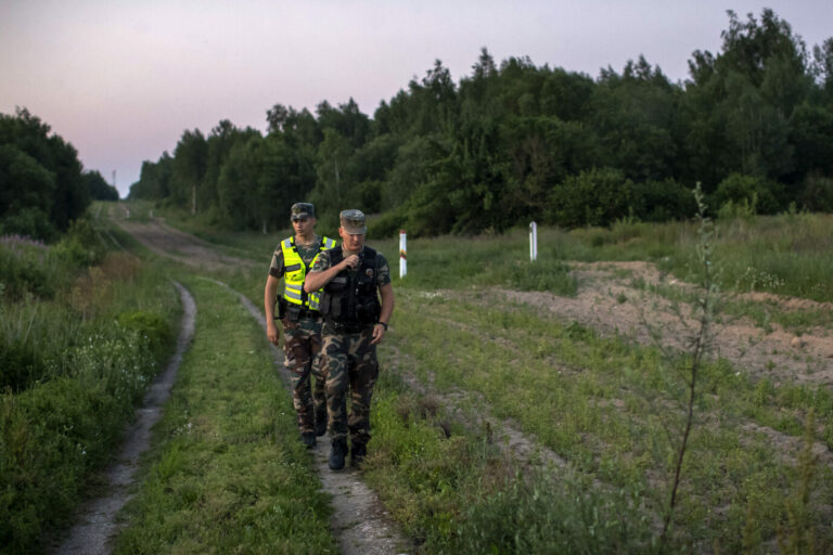 Litauische Sicherheitskräfte patrouillieren an der Grenze zu Weißrußland Foto: picture alliance / ASSOCIATED PRESS | Mindaugas Kulbis