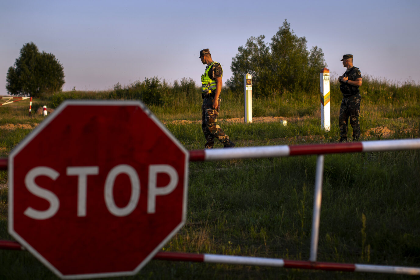 Litauische Sicherheitskräfte überwachen die Grenze zu Weißrußland Foto: picture alliance / ASSOCIATED PRESS | Mindaugas Kulbis