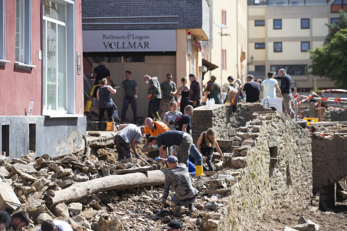Helfer beseitigen die Schäden der Hochwasserkatastrophe: Kommt der Bundestag noch zu einer Sondersitzung zusammen? Foto: picture alliance/dpa | Thomas Banneyer