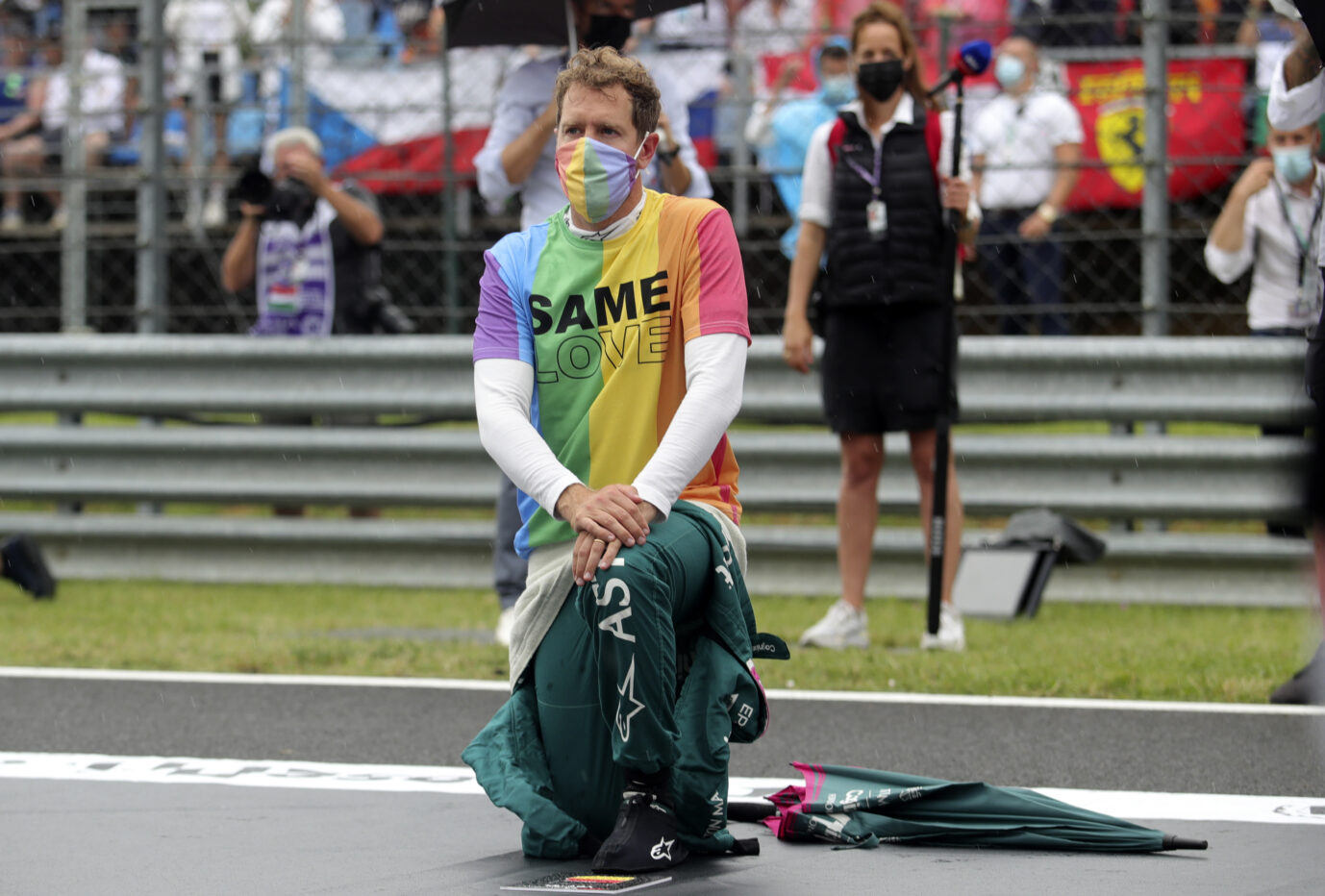 Formel-1-Pilot Sebastian Vettel kniet vor dem Rennen in Ungarn im Regenbogen-T-Shirt und zeigt seine Unterstützung für die LGBTQ-Bewegung Foto: picture alliance / ASSOCIATED PRESS | Florion Goga