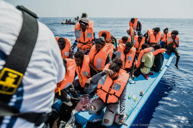 Migranten werden im Mittelmeer an Bord eines größere Schiffes genommen (Archivbild)