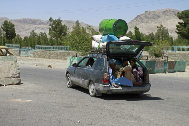 Afghanen fliehen vor den Gefechten zwischen den vorrückenden Taliban und Regierungstruppen Foto: picture alliance / ASSOCIATED PRESS | Hamed Sarfarazi