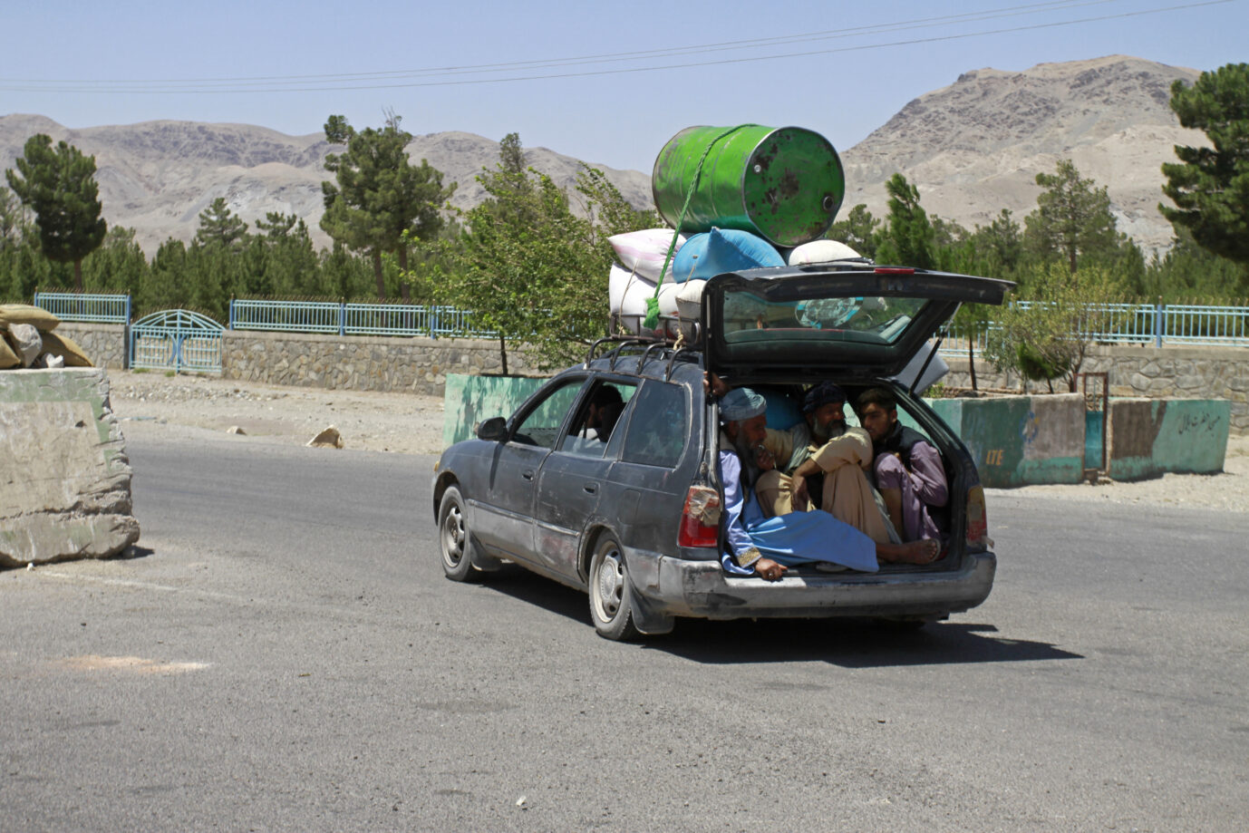 Afghanen fliehen vor den Gefechten zwischen den vorrückenden Taliban und Regierungstruppen Foto: picture alliance / ASSOCIATED PRESS | Hamed Sarfarazi