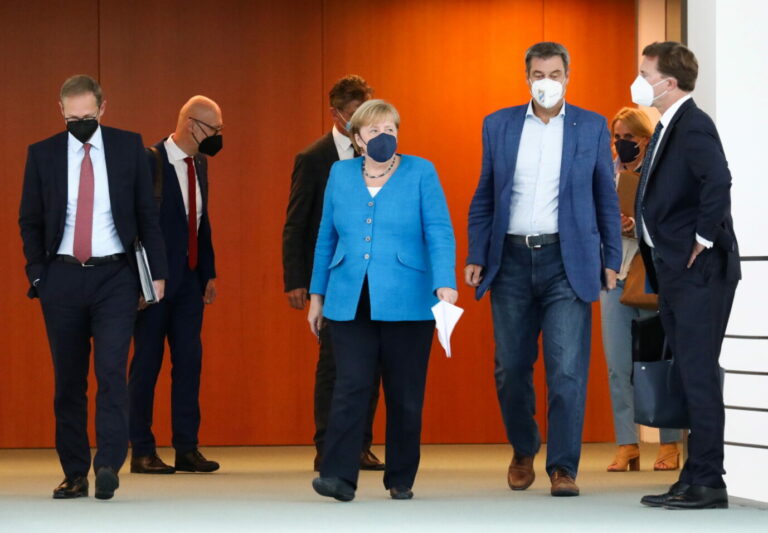 Bundeskanzlerin Angela Merkel (CDU) und Ministerpräsidenten der Bundesländer nach der Konferenz: fragwürdige Beschlüsse Foto: picture alliance/dpa/Reuters/Pool | Christian Mang