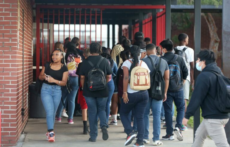 Schüler einer Highschool in Florida: Anteil von Hellhäutigen Schülern in mehreren Landkreisen unter 50 Prozent