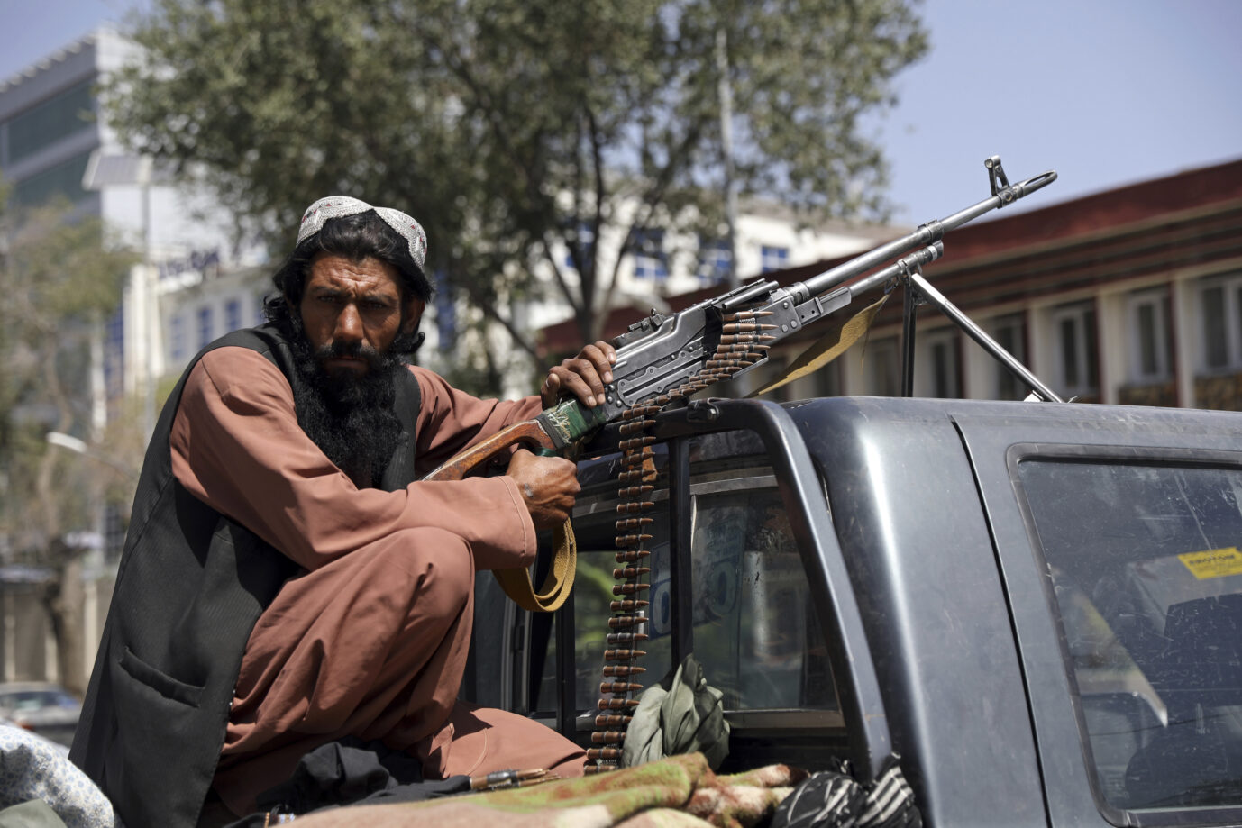 Ein Taliban-Kämpfer wartet vor dem Präsidentenpalast in Kabul Foto: picture alliance / ASSOCIATED PRESS | Rahmat Gul