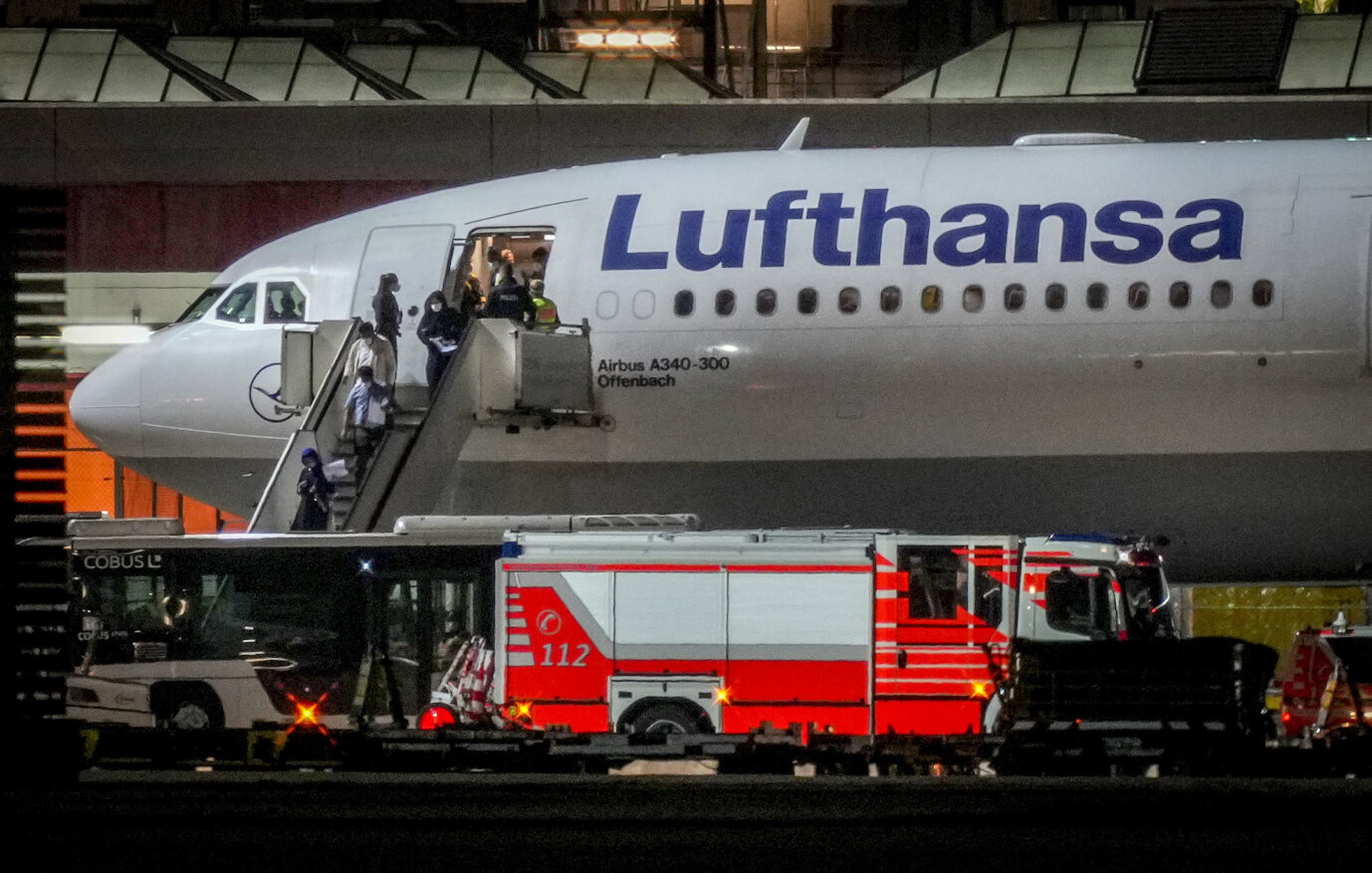 Evakuierte aus Afghanistan landen am Flughafen in Frankfurt am Main