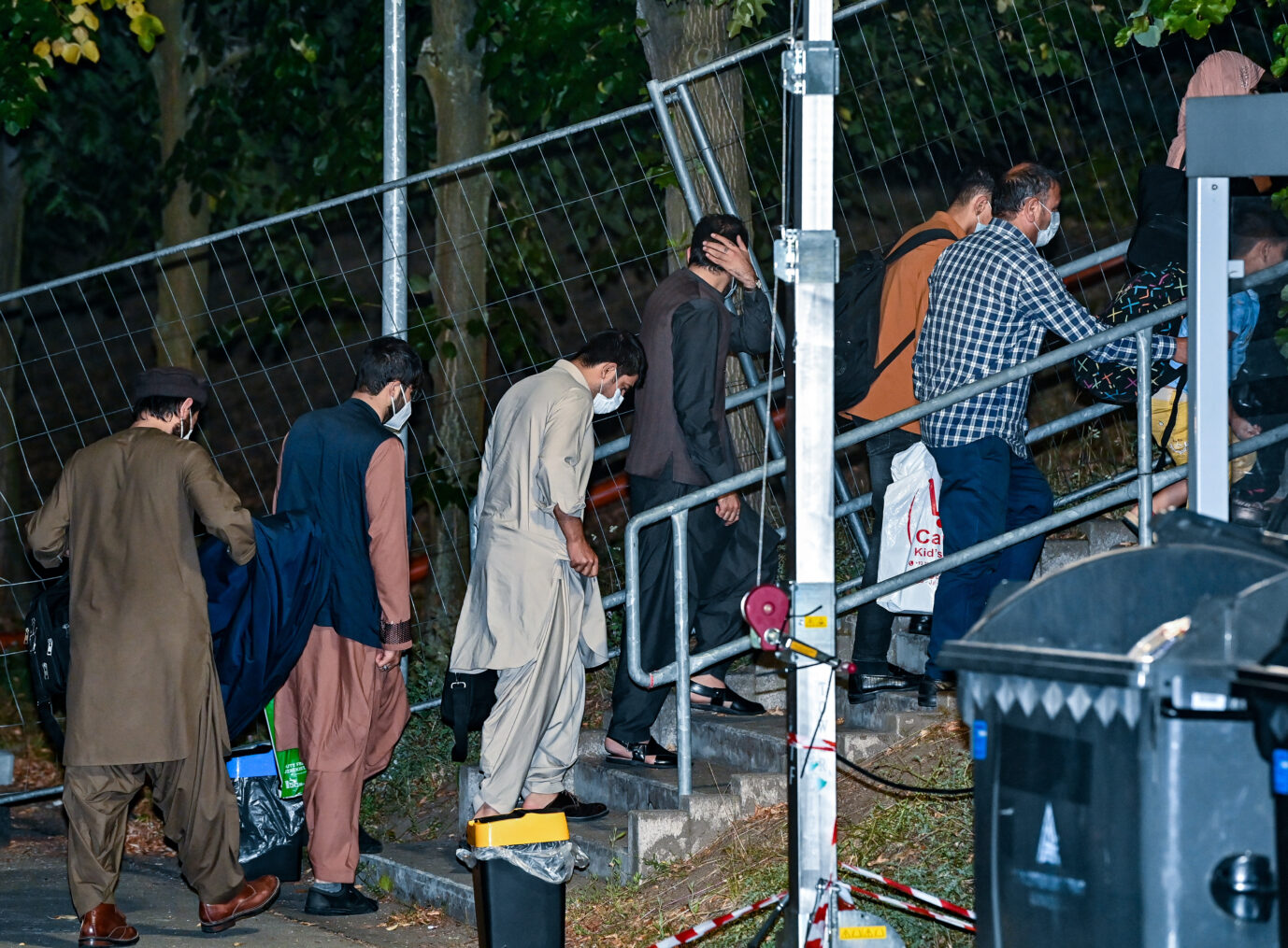 Evakuierte Afghanen auf dem Weg in eine Erstaufnahmeeinrichtung in Brandenburg