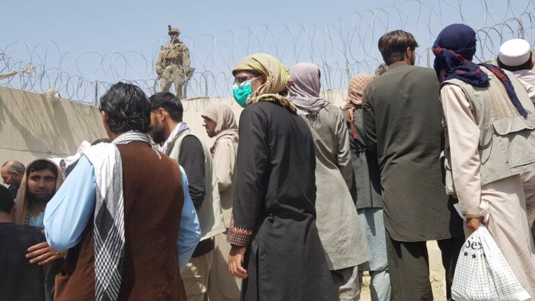 Afghanen warten am Flughafen Kabul auf einen Flug aus dem Land Foto: picture alliance / AA | Sayed Khodaiberdi Sadat