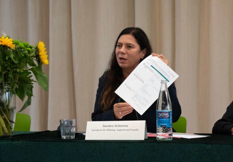 Berlins Bildungssenatorin Sandra Scheeres (SPD) stellt die Vereinbarung zum Klimaschutz an Schulen vor Foto: picture alliance/dpa | Christophe Gateau