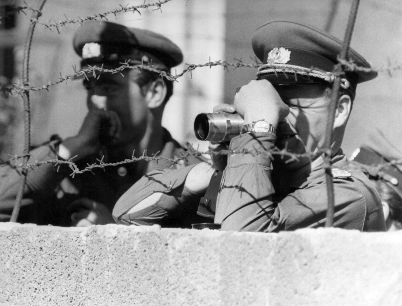 Volkspolizisten der DDR bewachen die innerdeutsche Grenze in Berlin Foto: picture alliance / dpa | dpa