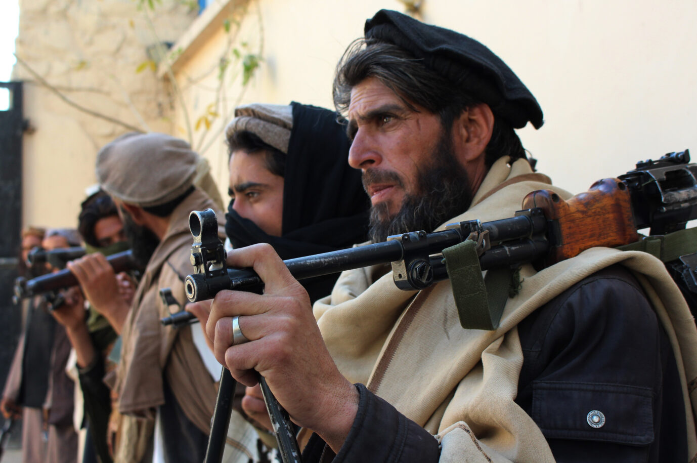 Ehemalige Taliban-Kämpfer übergeben 2016 in Jalalabad ihre Waffen: „Wenn der Grundstein schief liegt, kann die Mauer nicht gerade werden“