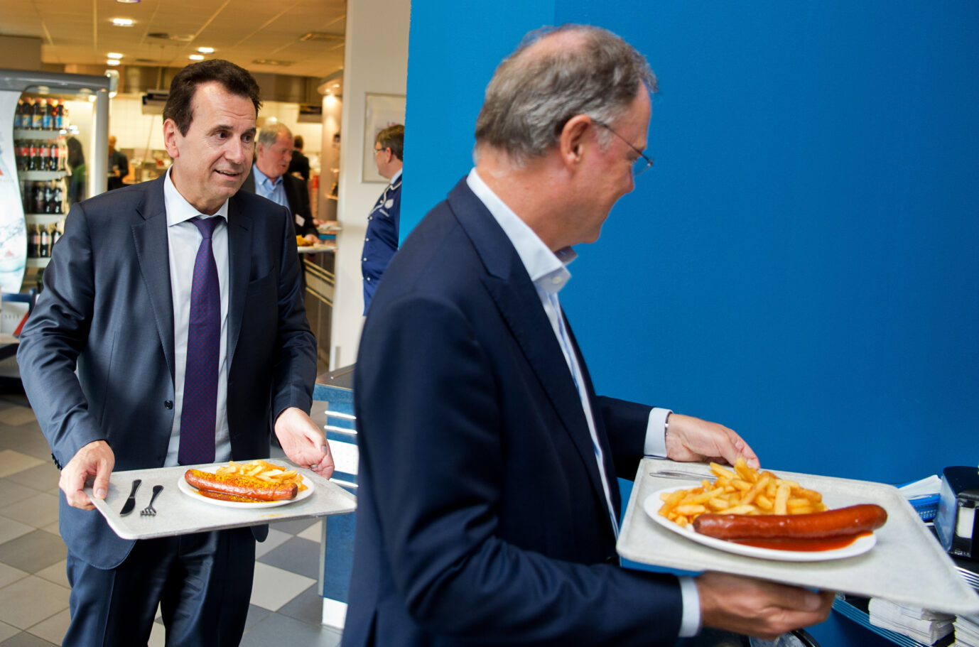 Niedersachsens Ministerpräsident Stephan Weil (SPD, r.) mit einer Currywurst in einer Werkskantine des Autobauers VW (Archivbild) Foto: picture alliance / dpa | Sebastian Gollnow