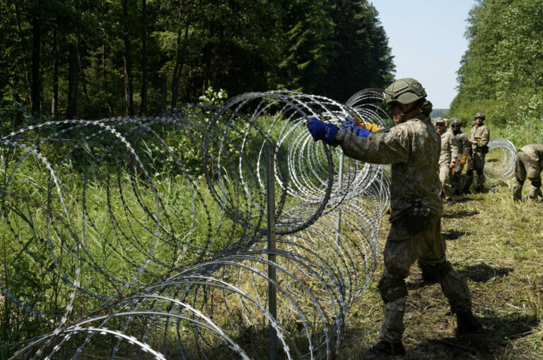 Litauische Soldaten errichten Stacheldrahtzäune an der Grenze zu Weißrußland Foto: picture alliance / REUTERS | Janis Laizans