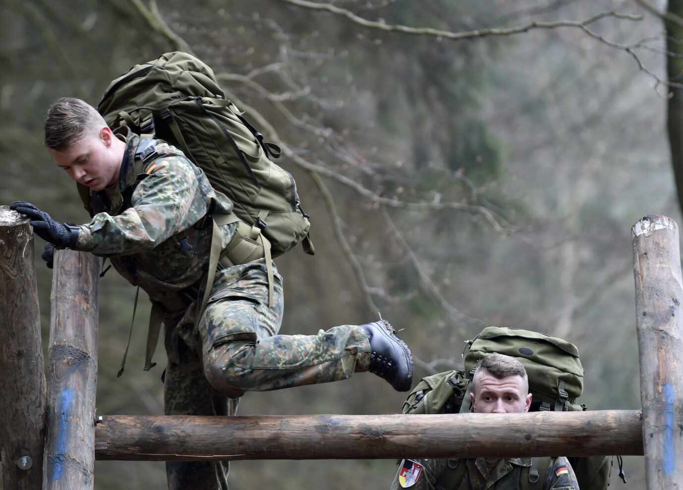 Bundeswehrsoldaten überwinden ein Hindernis mit Marschgepäck: Military Fitness wird aber auch bei Zivilisten immer beliebter Foto: picture alliance/dpa | Caroline Seidel