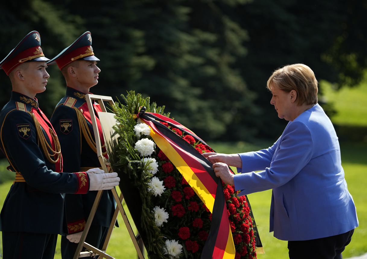 Bundeskanzlerin Angela Merkel (CDU) legt in Moskau einen Kranz für die gefallenen Sowjetsoldaten nieder Foto: picture alliance / REUTERS | POOL New