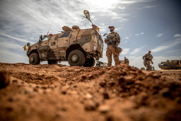 Ein Bundeswehrsoldat steht in Mali auf Posten: Zeichnet sich ein Ende des Einsatzes ab? Foto: picture alliance/dpa | Michael Kappeler